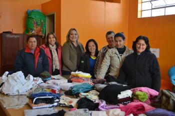 Equipe realiza separação e seleção das peças da Campanha do Agasalho