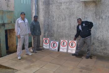 Placas de Estacionamento de 15 min. são fixadas no Centro da cidade